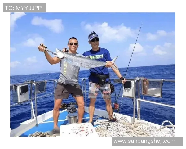 足球明星与海洋奇遇记高清抱鱼瞬间展现运动员的另一面